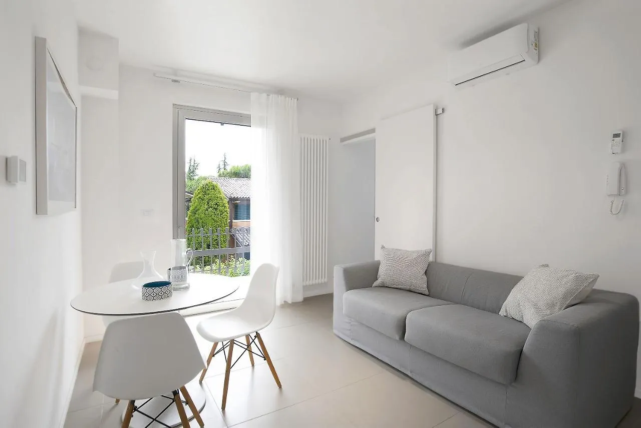 Baseventuno 4 Bilocale Apartment Sirmione Italy